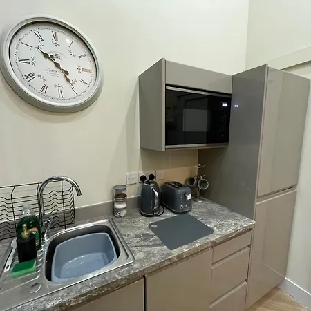 With Parking Available * Leeds (West Yorkshire)