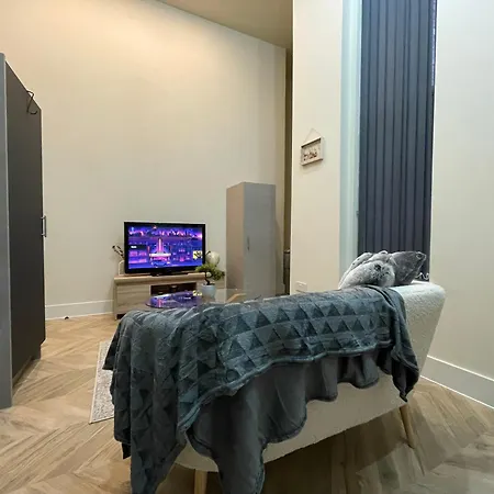 With Parking Available * Leeds (West Yorkshire)