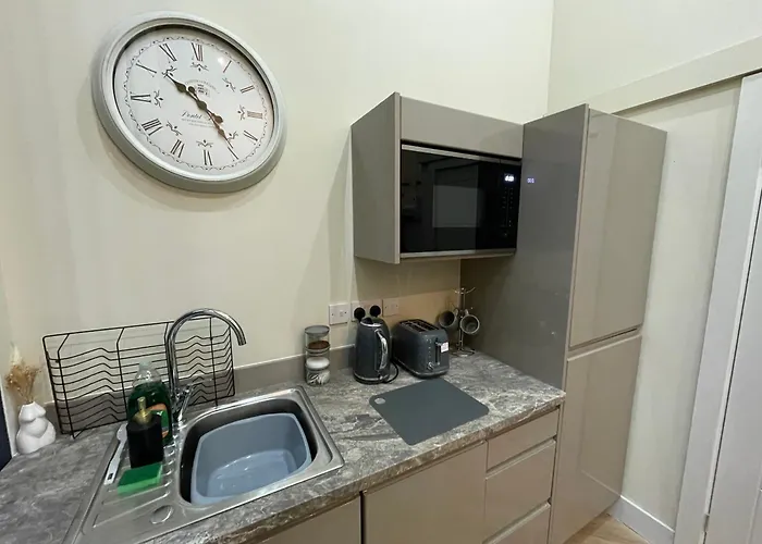 With Parking Available * Leeds (West Yorkshire)