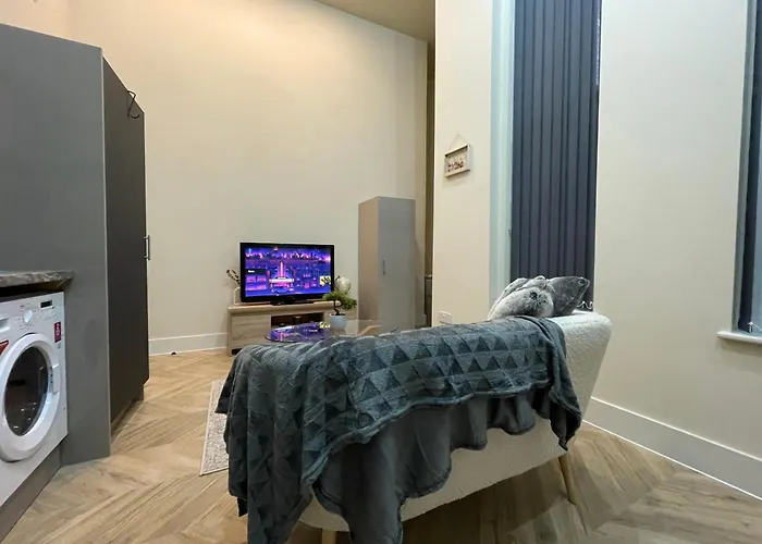 With Parking Available * Leeds (West Yorkshire)